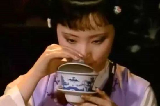 女士喝茶優(yōu)雅姿勢，女士正確喝茶姿勢禮儀