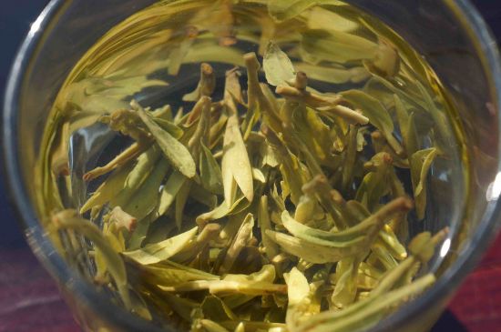 安吉白茶冷藏好還是冷凍好？這個(gè)需要根據(jù)存放時(shí)間來選擇