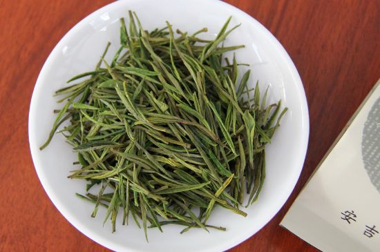 安吉白茶冷藏好還是冷凍好？這個(gè)需要根據(jù)存放時(shí)間來選擇