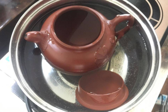 紫砂開(kāi)壺和不開(kāi)壺的區(qū)別，紫砂壺開(kāi)壺的正確方法及開(kāi)壺建議