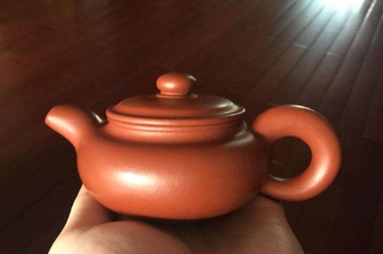 朱泥<a href=http://www.pnhxqw.com/chaju/zisha/ target=_blank class=infotextkey>紫砂壺如何開(kāi)壺</a>，朱泥壺日常泡茶養(yǎng)護(hù)