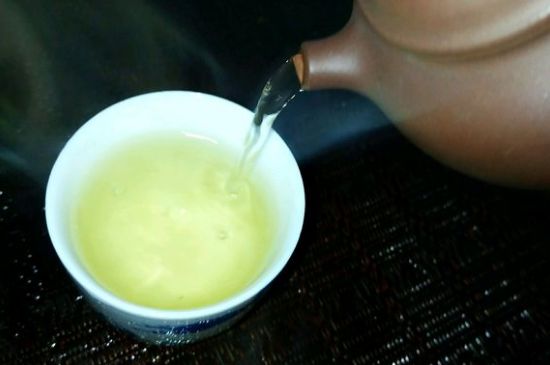 一天什么時(shí)候喝黑茶最好，喝黑茶一天最佳時(shí)間和季節(jié)