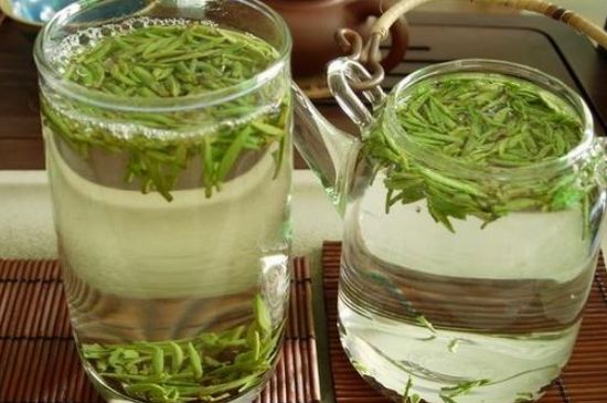 竹葉青和雀舌哪個(gè)貴，竹葉<a href=http://www.pnhxqw.com/fenlei/wulongcha/ target=_blank class=infotextkey>青茶</a>貴嗎？