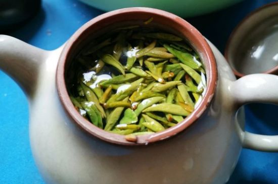 龍井茶放二年了能喝嗎，過期龍井茶的妙用！