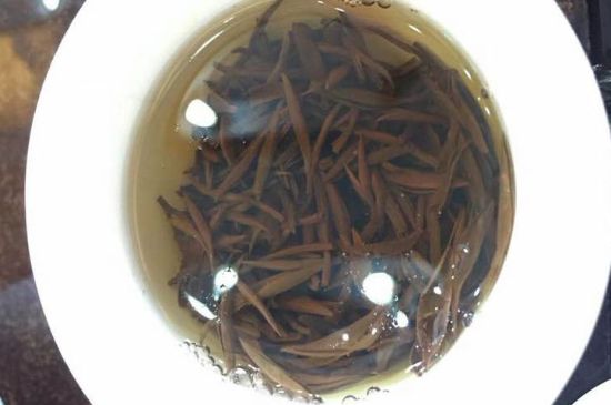 女人喝金駿眉的好處和壞處，女性喝金駿眉可減肥養(yǎng)顏