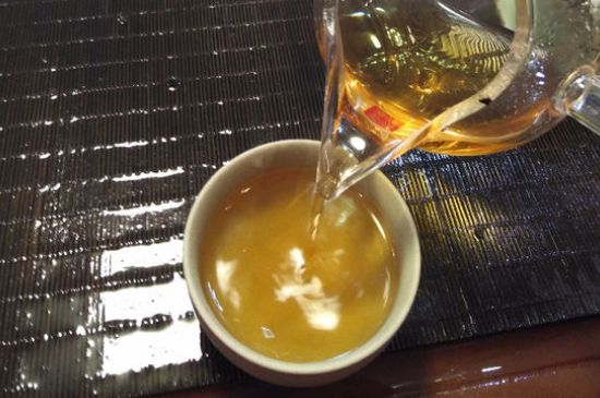 女人喝金駿眉的好處和壞處，女性喝金駿眉可減肥養(yǎng)顏