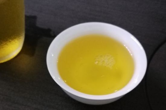 女人喝金駿眉的好處和壞處，女性喝金駿眉可減肥養(yǎng)顏