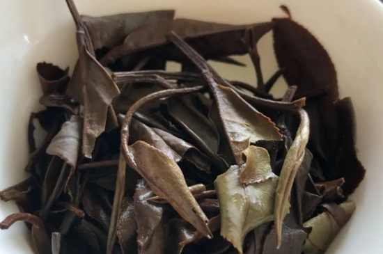 老白茶上火還是去火？夏季喝煮的老白茶會(huì)容易上火！